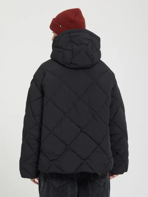 Το Out Of Boxy Puff Jacket της Volcom είναι ένα ζεστό και μοντέρνο γυναικείο puffer μπουφάν με κοντό μήκος, ιδανικό για τις κρύες ημέρες. Διαθέτει μήκος μέχρι τους γοφούς και allover καπιτονέ σχέδιο σε σχήμα διαμαντιού, προσφέροντας ένα σύγχρονο και stylish look.
