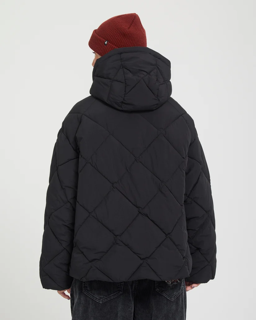 Το Out Of Boxy Puff Jacket της Volcom είναι ένα ζεστό και μοντέρνο γυναικείο puffer μπουφάν με κοντό μήκος, ιδανικό για τις κρύες ημέρες. Διαθέτει μήκος μέχρι τους γοφούς και allover καπιτονέ σχέδιο σε σχήμα διαμαντιού, προσφέροντας ένα σύγχρονο και stylish look.