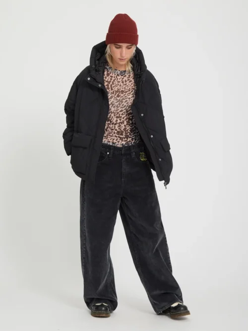 Το Out Of Boxy Puff Jacket της Volcom είναι ένα ζεστό και μοντέρνο γυναικείο puffer μπουφάν με κοντό μήκος, ιδανικό για τις κρύες ημέρες. Διαθέτει μήκος μέχρι τους γοφούς και allover καπιτονέ σχέδιο σε σχήμα διαμαντιού, προσφέροντας ένα σύγχρονο και stylish look.