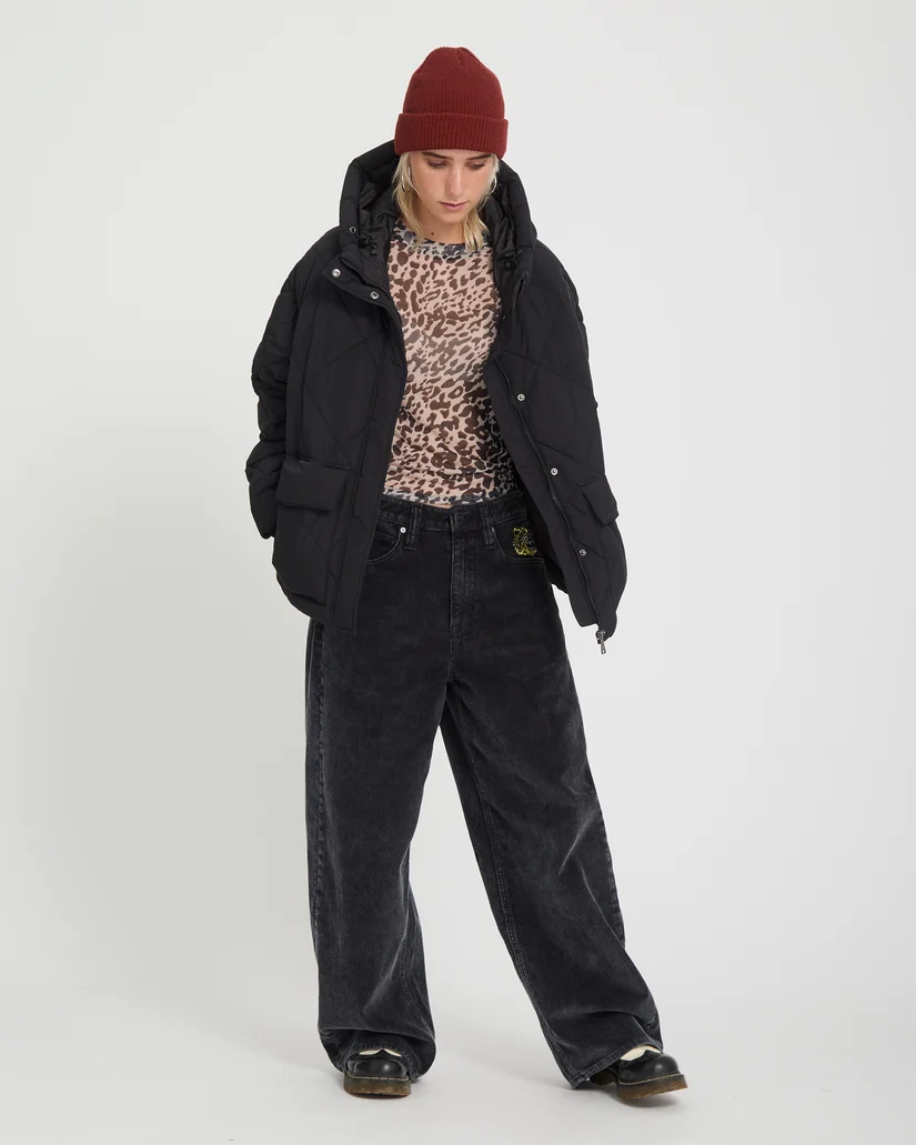 Το Out Of Boxy Puff Jacket της Volcom είναι ένα ζεστό και μοντέρνο γυναικείο puffer μπουφάν με κοντό μήκος, ιδανικό για τις κρύες ημέρες. Διαθέτει μήκος μέχρι τους γοφούς και allover καπιτονέ σχέδιο σε σχήμα διαμαντιού, προσφέροντας ένα σύγχρονο και stylish look.