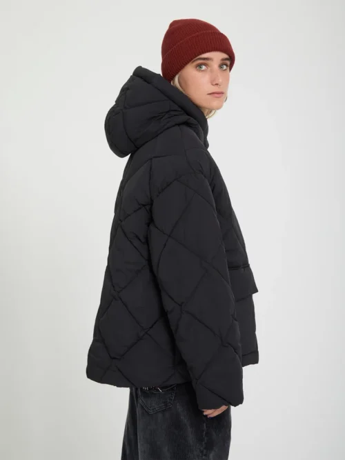 Το Out Of Boxy Puff Jacket της Volcom είναι ένα ζεστό και μοντέρνο γυναικείο puffer μπουφάν με κοντό μήκος, ιδανικό για τις κρύες ημέρες. Διαθέτει μήκος μέχρι τους γοφούς και allover καπιτονέ σχέδιο σε σχήμα διαμαντιού, προσφέροντας ένα σύγχρονο και stylish look.