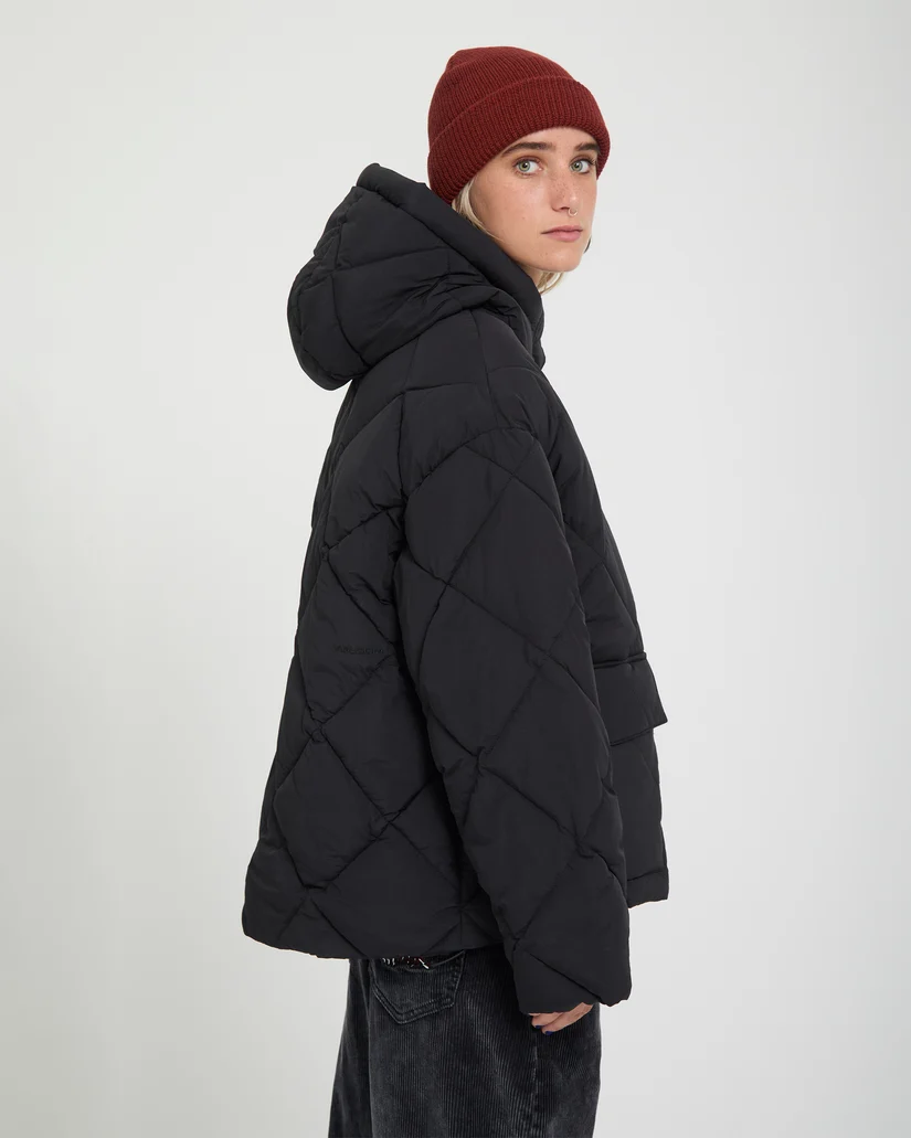 Το Out Of Boxy Puff Jacket της Volcom είναι ένα ζεστό και μοντέρνο γυναικείο puffer μπουφάν με κοντό μήκος, ιδανικό για τις κρύες ημέρες. Διαθέτει μήκος μέχρι τους γοφούς και allover καπιτονέ σχέδιο σε σχήμα διαμαντιού, προσφέροντας ένα σύγχρονο και stylish look.