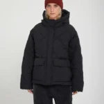 Το Out Of Boxy Puff Jacket της Volcom είναι ένα ζεστό και μοντέρνο γυναικείο puffer μπουφάν με κοντό μήκος, ιδανικό για τις κρύες ημέρες. Διαθέτει μήκος μέχρι τους γοφούς και allover καπιτονέ σχέδιο σε σχήμα διαμαντιού, προσφέροντας ένα σύγχρονο και stylish look.