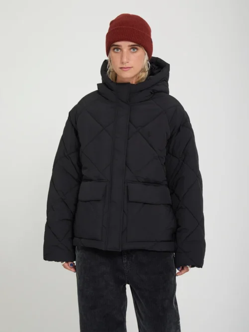Το Out Of Boxy Puff Jacket της Volcom είναι ένα ζεστό και μοντέρνο γυναικείο puffer μπουφάν με κοντό μήκος, ιδανικό για τις κρύες ημέρες. Διαθέτει μήκος μέχρι τους γοφούς και allover καπιτονέ σχέδιο σε σχήμα διαμαντιού, προσφέροντας ένα σύγχρονο και stylish look.
