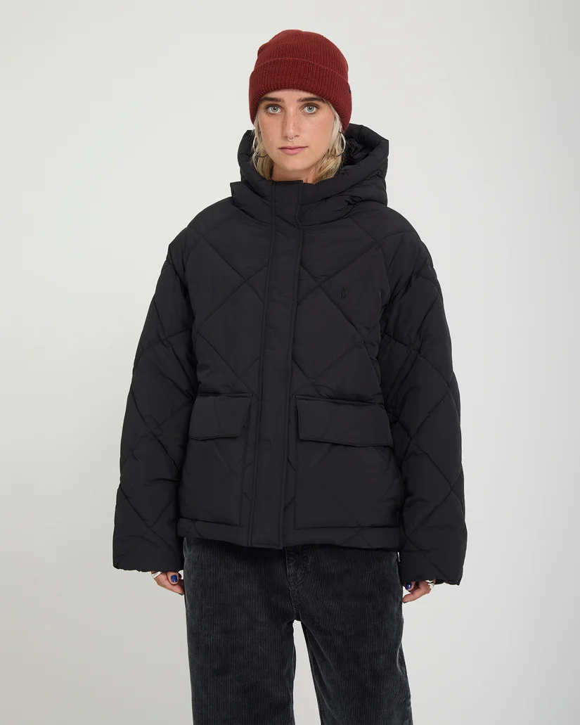 Το Out Of Boxy Puff Jacket της Volcom είναι ένα ζεστό και μοντέρνο γυναικείο puffer μπουφάν με κοντό μήκος, ιδανικό για τις κρύες ημέρες. Διαθέτει μήκος μέχρι τους γοφούς και allover καπιτονέ σχέδιο σε σχήμα διαμαντιού, προσφέροντας ένα σύγχρονο και stylish look.