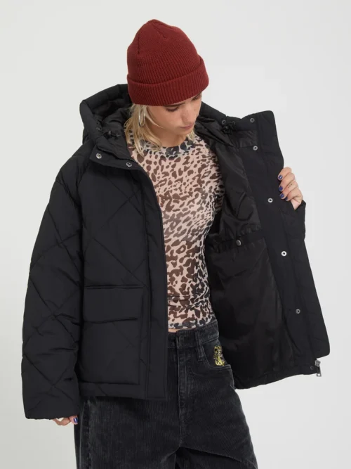 Το Out Of Boxy Puff Jacket της Volcom είναι ένα ζεστό και μοντέρνο γυναικείο puffer μπουφάν με κοντό μήκος, ιδανικό για τις κρύες ημέρες. Διαθέτει μήκος μέχρι τους γοφούς και allover καπιτονέ σχέδιο σε σχήμα διαμαντιού, προσφέροντας ένα σύγχρονο και stylish look.