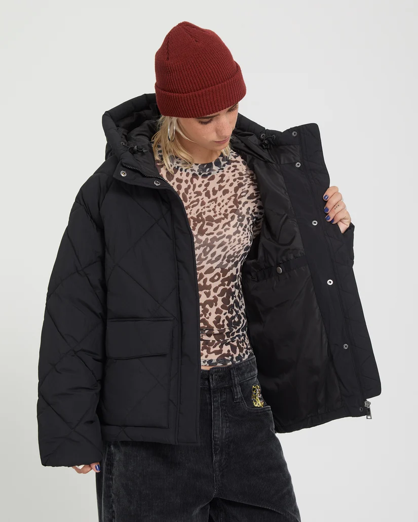 Το Out Of Boxy Puff Jacket της Volcom είναι ένα ζεστό και μοντέρνο γυναικείο puffer μπουφάν με κοντό μήκος, ιδανικό για τις κρύες ημέρες. Διαθέτει μήκος μέχρι τους γοφούς και allover καπιτονέ σχέδιο σε σχήμα διαμαντιού, προσφέροντας ένα σύγχρονο και stylish look.