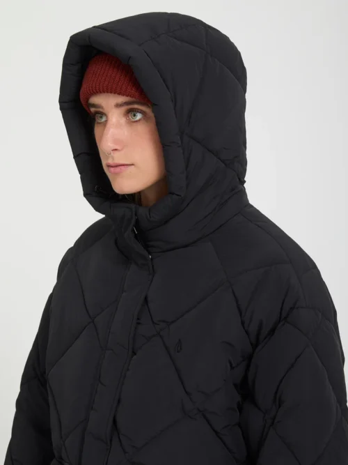 Το Out Of Boxy Puff Jacket της Volcom είναι ένα ζεστό και μοντέρνο γυναικείο puffer μπουφάν με κοντό μήκος, ιδανικό για τις κρύες ημέρες. Διαθέτει μήκος μέχρι τους γοφούς και allover καπιτονέ σχέδιο σε σχήμα διαμαντιού, προσφέροντας ένα σύγχρονο και stylish look.