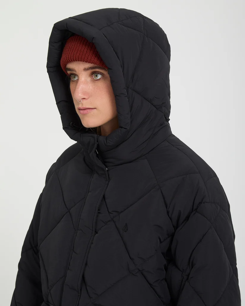 Το Out Of Boxy Puff Jacket της Volcom είναι ένα ζεστό και μοντέρνο γυναικείο puffer μπουφάν με κοντό μήκος, ιδανικό για τις κρύες ημέρες. Διαθέτει μήκος μέχρι τους γοφούς και allover καπιτονέ σχέδιο σε σχήμα διαμαντιού, προσφέροντας ένα σύγχρονο και stylish look.