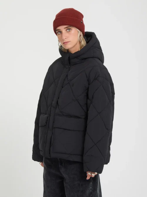 Το Out Of Boxy Puff Jacket της Volcom είναι ένα ζεστό και μοντέρνο γυναικείο puffer μπουφάν με κοντό μήκος, ιδανικό για τις κρύες ημέρες. Διαθέτει μήκος μέχρι τους γοφούς και allover καπιτονέ σχέδιο σε σχήμα διαμαντιού, προσφέροντας ένα σύγχρονο και stylish look.