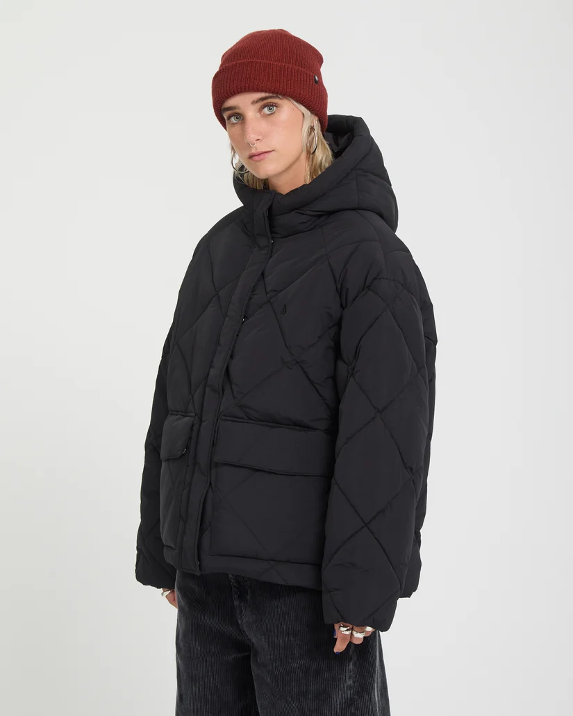 Το Out Of Boxy Puff Jacket της Volcom είναι ένα ζεστό και μοντέρνο γυναικείο puffer μπουφάν με κοντό μήκος, ιδανικό για τις κρύες ημέρες. Διαθέτει μήκος μέχρι τους γοφούς και allover καπιτονέ σχέδιο σε σχήμα διαμαντιού, προσφέροντας ένα σύγχρονο και stylish look.