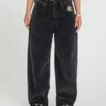 Το FA Ozzy Cord Pant της Volcom είναι ένα statement γυναικείο παντελόνι από κοτλέ ύφασμα, σχεδιασμένο σε ultra baggy γραμμή για ένα σύγχρονο και ιδιαίτερα relaxed look.