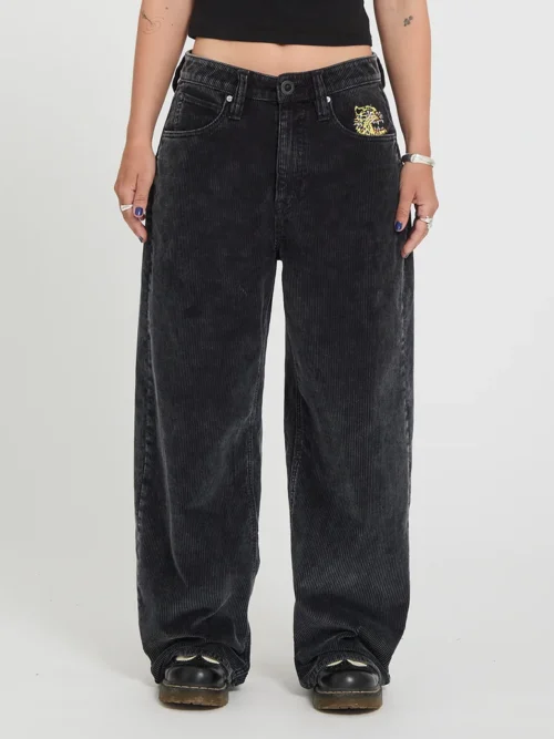 Το FA Ozzy Cord Pant της Volcom είναι ένα statement γυναικείο παντελόνι από κοτλέ ύφασμα, σχεδιασμένο σε ultra baggy γραμμή για ένα σύγχρονο και ιδιαίτερα relaxed look.