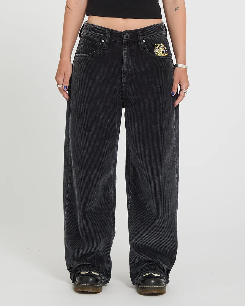 Το FA Ozzy Cord Pant της Volcom είναι ένα statement γυναικείο παντελόνι από κοτλέ ύφασμα, σχεδιασμένο σε ultra baggy γραμμή για ένα σύγχρονο και ιδιαίτερα relaxed look.