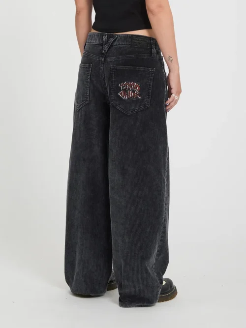 Το FA Ozzy Cord Pant της Volcom είναι ένα statement γυναικείο παντελόνι από κοτλέ ύφασμα, σχεδιασμένο σε ultra baggy γραμμή για ένα σύγχρονο και ιδιαίτερα relaxed look.