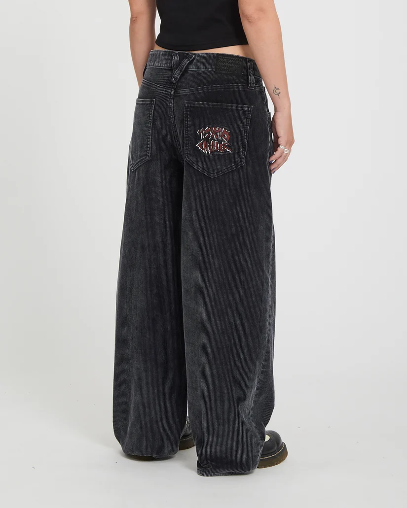 Το FA Ozzy Cord Pant της Volcom είναι ένα statement γυναικείο παντελόνι από κοτλέ ύφασμα, σχεδιασμένο σε ultra baggy γραμμή για ένα σύγχρονο και ιδιαίτερα relaxed look.