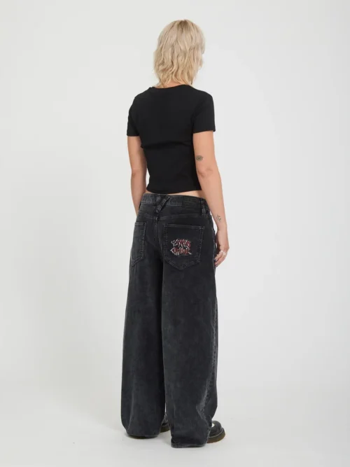 Το FA Ozzy Cord Pant της Volcom είναι ένα statement γυναικείο παντελόνι από κοτλέ ύφασμα, σχεδιασμένο σε ultra baggy γραμμή για ένα σύγχρονο και ιδιαίτερα relaxed look.