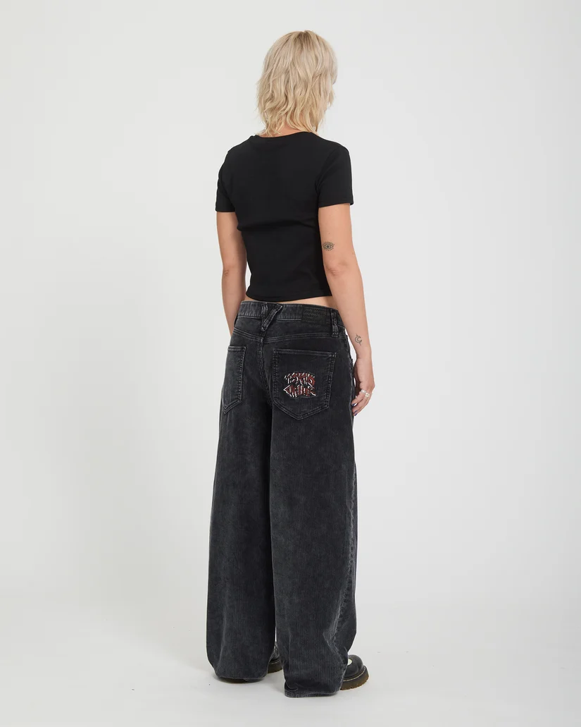 Το FA Ozzy Cord Pant της Volcom είναι ένα statement γυναικείο παντελόνι από κοτλέ ύφασμα, σχεδιασμένο σε ultra baggy γραμμή για ένα σύγχρονο και ιδιαίτερα relaxed look.
