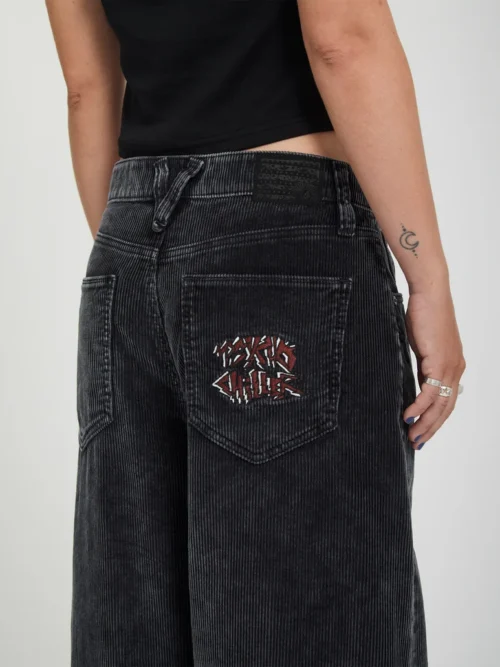 Το FA Ozzy Cord Pant της Volcom είναι ένα statement γυναικείο παντελόνι από κοτλέ ύφασμα, σχεδιασμένο σε ultra baggy γραμμή για ένα σύγχρονο και ιδιαίτερα relaxed look.
