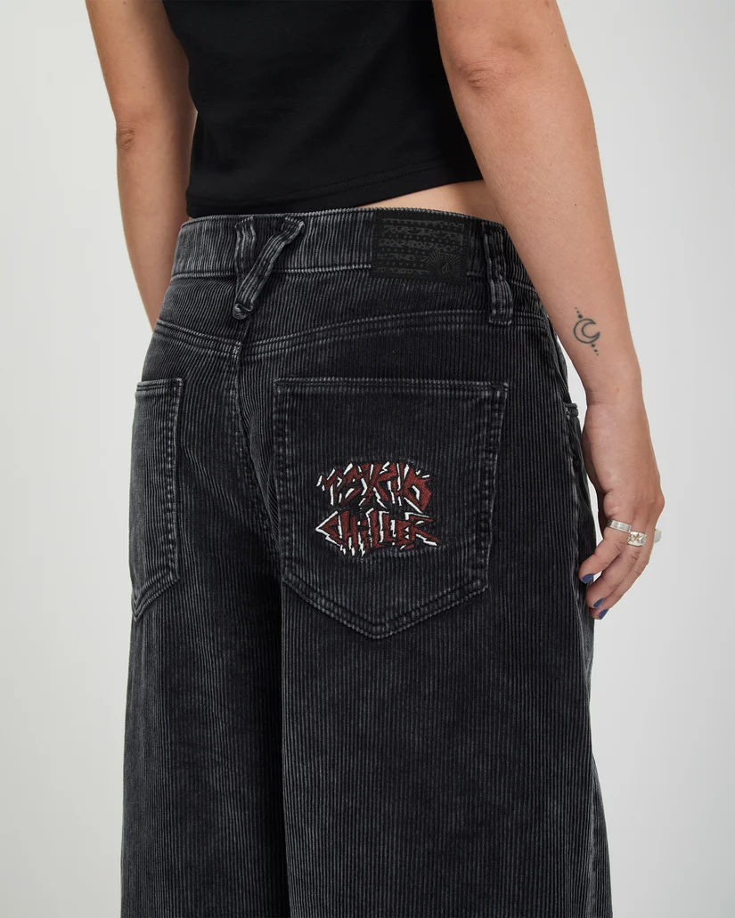 Το FA Ozzy Cord Pant της Volcom είναι ένα statement γυναικείο παντελόνι από κοτλέ ύφασμα, σχεδιασμένο σε ultra baggy γραμμή για ένα σύγχρονο και ιδιαίτερα relaxed look.