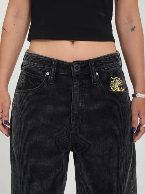 Το FA Ozzy Cord Pant της Volcom είναι ένα statement γυναικείο παντελόνι από κοτλέ ύφασμα, σχεδιασμένο σε ultra baggy γραμμή για ένα σύγχρονο και ιδιαίτερα relaxed look.