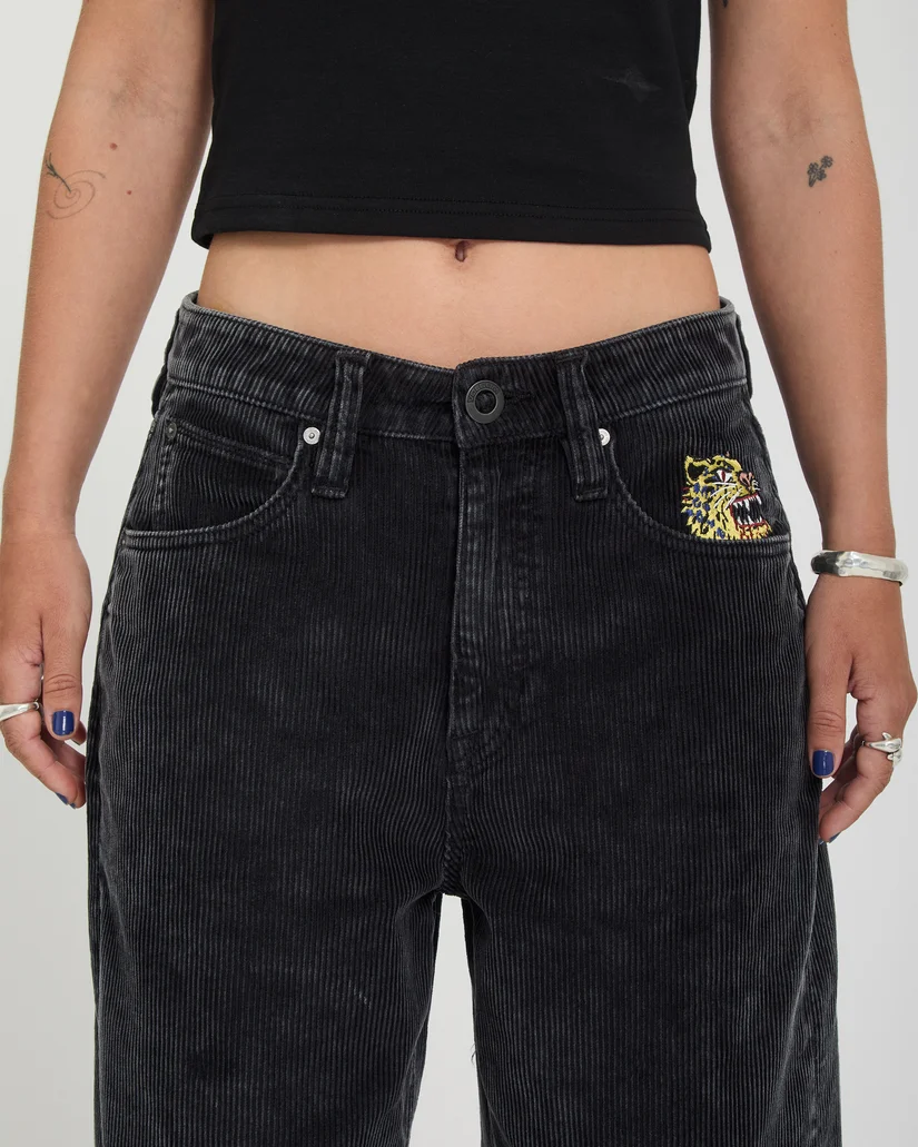 Το FA Ozzy Cord Pant της Volcom είναι ένα statement γυναικείο παντελόνι από κοτλέ ύφασμα, σχεδιασμένο σε ultra baggy γραμμή για ένα σύγχρονο και ιδιαίτερα relaxed look.
