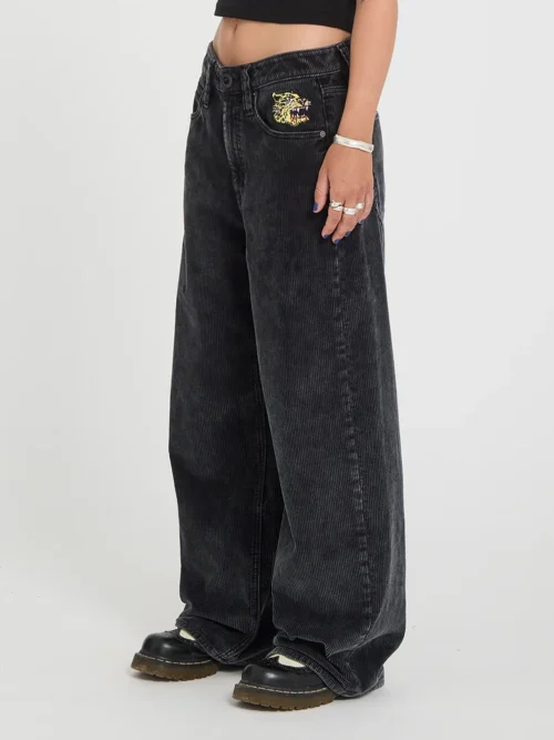 Το FA Ozzy Cord Pant της Volcom είναι ένα statement γυναικείο παντελόνι από κοτλέ ύφασμα, σχεδιασμένο σε ultra baggy γραμμή για ένα σύγχρονο και ιδιαίτερα relaxed look.