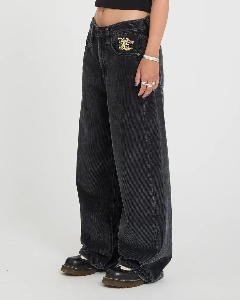 Το FA Ozzy Cord Pant της Volcom είναι ένα statement γυναικείο παντελόνι από κοτλέ ύφασμα, σχεδιασμένο σε ultra baggy γραμμή για ένα σύγχρονο και ιδιαίτερα relaxed look.