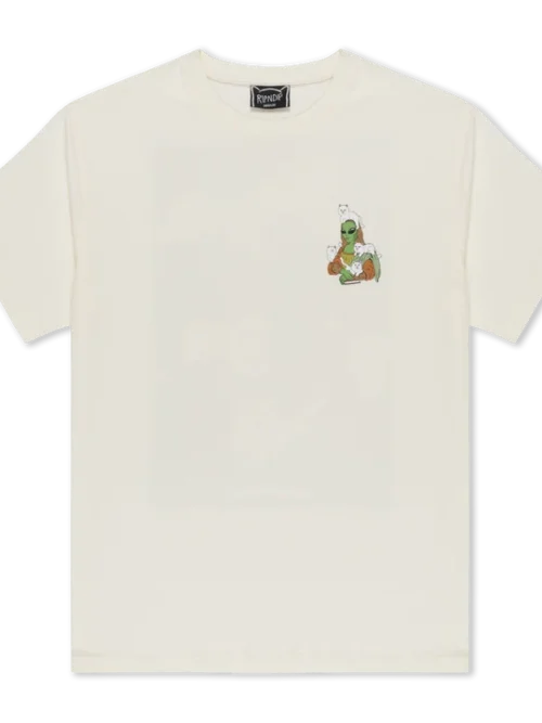 Το RIPNDIP Here All Along Tee συνδυάζει την αυθεντική streetwear αισθητική με τον ιδιαίτερο και παιχνιδιάρικο χαρακτήρα του brand.