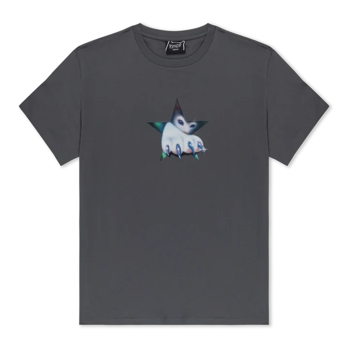 Το RIPNDIP Nerm Claw Tee συνδυάζει την αυθεντική streetwear αισθητική με τον παιχνιδιάρικο και ανατρεπτικό χαρακτήρα του brand.