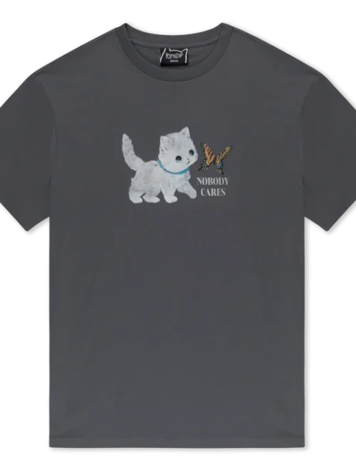 Το RIPNDIP Nobody Cares Tee εκφράζει την αυθεντική streetwear αισθητική με έναν τολμηρό και ανατρεπτικό χαρακτήρα.