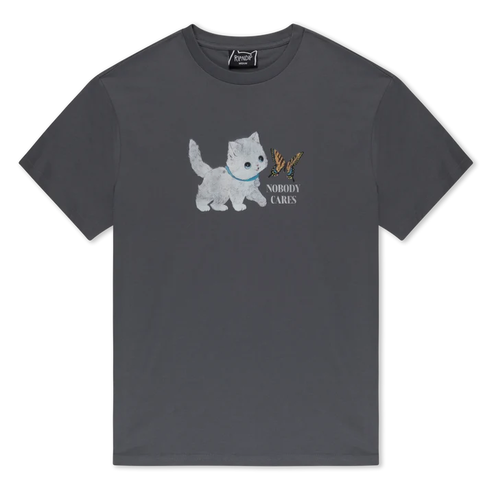 Το RIPNDIP Nobody Cares Tee εκφράζει την αυθεντική streetwear αισθητική με έναν τολμηρό και ανατρεπτικό χαρακτήρα.