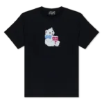 Το RIPNDIP I Love Cats Tee συνδυάζει το αυθεντικό streetwear στιλ με το παιχνιδιάρικο και ανατρεπτικό ύφος του brand. Τα εντυπωσιακά I Love Cats γραφικά στο μπροστινό και πίσω μέρος προσθέτουν μια ξεχωριστή πινελιά, ενώ παράλληλα εκφράζουν την ιδιαίτερη αισθητική της RIPNDIP. Η κατασκευή από 100% βαμβάκι προσφέρει απαλή υφή και άνεση στην καθημερινή χρήση. Επιπλέον, το ύφασμα βάρους 180 GSM χαρίζει ελαφριά αίσθηση, καθιστώντας το T-shirt ιδανική επιλογή για όλες τις εποχές. Η υφαντή ετικέτα RIPNDIP στον λαιμό ολοκληρώνει τον σχεδιασμό με μια αυθεντική λεπτομέρεια. Χάρη στον ευέλικτο χαρακτήρα του, μπορείς να το συνδυάσεις εύκολα με baggy jeans, cargo παντελόνια ή βερμούδες. Παράλληλα, τα αγαπημένα σου sneakers ολοκληρώνουν ένα μοντέρνο urban look.