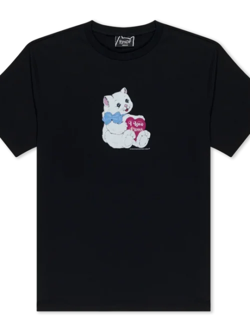 Το RIPNDIP I Love Cats Tee συνδυάζει το αυθεντικό streetwear στιλ με το παιχνιδιάρικο και ανατρεπτικό ύφος του brand. Τα εντυπωσιακά I Love Cats γραφικά στο μπροστινό και πίσω μέρος προσθέτουν μια ξεχωριστή πινελιά, ενώ παράλληλα εκφράζουν την ιδιαίτερη αισθητική της RIPNDIP. Η κατασκευή από 100% βαμβάκι προσφέρει απαλή υφή και άνεση στην καθημερινή χρήση. Επιπλέον, το ύφασμα βάρους 180 GSM χαρίζει ελαφριά αίσθηση, καθιστώντας το T-shirt ιδανική επιλογή για όλες τις εποχές. Η υφαντή ετικέτα RIPNDIP στον λαιμό ολοκληρώνει τον σχεδιασμό με μια αυθεντική λεπτομέρεια. Χάρη στον ευέλικτο χαρακτήρα του, μπορείς να το συνδυάσεις εύκολα με baggy jeans, cargo παντελόνια ή βερμούδες. Παράλληλα, τα αγαπημένα σου sneakers ολοκληρώνουν ένα μοντέρνο urban look.