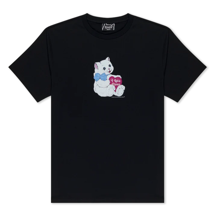 Το RIPNDIP I Love Cats Tee συνδυάζει το αυθεντικό streetwear στιλ με το παιχνιδιάρικο και ανατρεπτικό ύφος του brand. Τα εντυπωσιακά I Love Cats γραφικά στο μπροστινό και πίσω μέρος προσθέτουν μια ξεχωριστή πινελιά, ενώ παράλληλα εκφράζουν την ιδιαίτερη αισθητική της RIPNDIP. Η κατασκευή από 100% βαμβάκι προσφέρει απαλή υφή και άνεση στην καθημερινή χρήση. Επιπλέον, το ύφασμα βάρους 180 GSM χαρίζει ελαφριά αίσθηση, καθιστώντας το T-shirt ιδανική επιλογή για όλες τις εποχές. Η υφαντή ετικέτα RIPNDIP στον λαιμό ολοκληρώνει τον σχεδιασμό με μια αυθεντική λεπτομέρεια. Χάρη στον ευέλικτο χαρακτήρα του, μπορείς να το συνδυάσεις εύκολα με baggy jeans, cargo παντελόνια ή βερμούδες. Παράλληλα, τα αγαπημένα σου sneakers ολοκληρώνουν ένα μοντέρνο urban look.