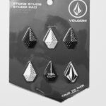 Τα Volcom Stone Studs Stomp είναι αντιολισθητικά μεταλλικά studs, σχεδιασμένα για να προσφέρουν καλύτερη πρόσφυση και σταθερότητα στο snowboard όταν το ένα πόδι είναι ελεύθερο από τη δέστρα.
