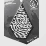 Το Volcom Stone Stomp Pad είναι ένα πρακτικό αντιολισθητικό αξεσουάρ snowboard, σχεδιασμένο για να προσφέρει καλύτερη πρόσφυση και σταθερότητα στο ελεύθερο πόδι κατά την αποβίβαση από το lift και κατά τη μετακίνηση με το ένα πόδι εκτός δέστρας.