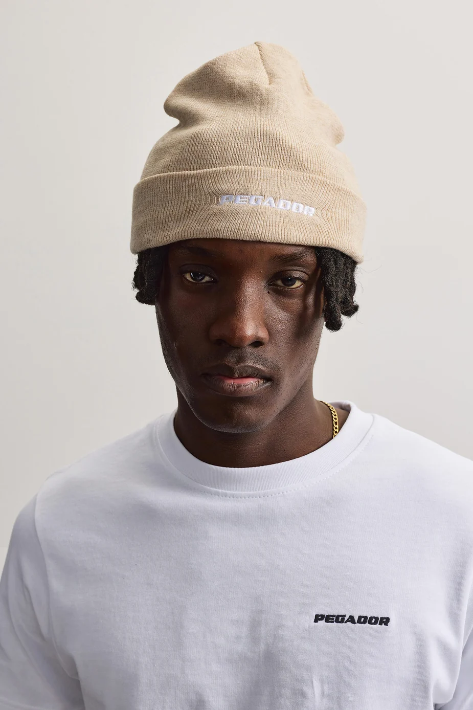 PGDR-1641-383-004_-1_bbaffcc4-14d1-4075-bbf0-8b110622b2b1 Ο σκούφος Kingdom Logo Beanie της PEGADOR σε μπεζ χρώμα συνδυάζει τη minimal αισθητική με το σύγχρονο streetwear στιλ.