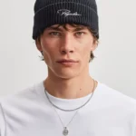 Το Pegador Signar Heavy Knit Beanie προσφέρει ζεστασιά και σύγχρονο streetwear στυλ για τις κρύες ημέρες. Η χοντρή πλέξη και η ribbed υφή δημιουργούν μια ιδιαίτερη εμφάνιση, ενώ το γυριστό τελείωμα χαρίζει άνετη και σταθερή εφαρμογή.