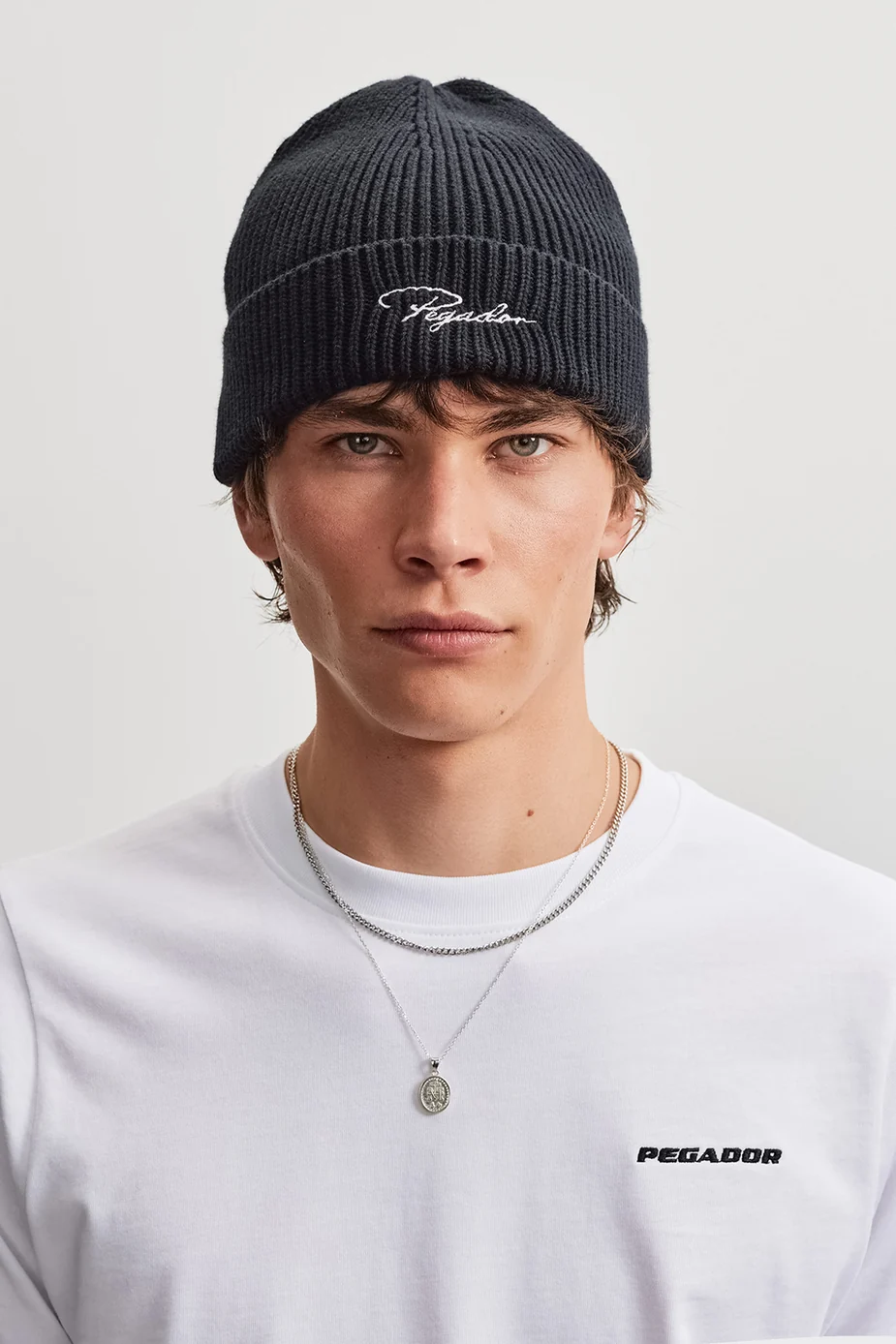Το Pegador Signar Heavy Knit Beanie προσφέρει ζεστασιά και σύγχρονο streetwear στυλ για τις κρύες ημέρες. Η χοντρή πλέξη και η ribbed υφή δημιουργούν μια ιδιαίτερη εμφάνιση, ενώ το γυριστό τελείωμα χαρίζει άνετη και σταθερή εφαρμογή.