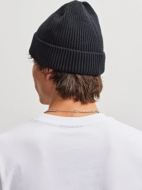 Το Pegador Signar Heavy Knit Beanie προσφέρει ζεστασιά και σύγχρονο streetwear στυλ για τις κρύες ημέρες. Η χοντρή πλέξη και η ribbed υφή δημιουργούν μια ιδιαίτερη εμφάνιση, ενώ το γυριστό τελείωμα χαρίζει άνετη και σταθερή εφαρμογή.