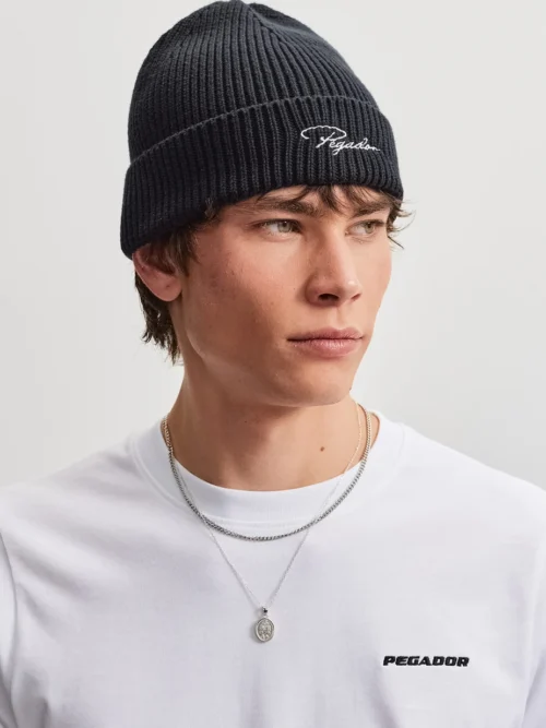 Το Pegador Signar Heavy Knit Beanie προσφέρει ζεστασιά και σύγχρονο streetwear στυλ για τις κρύες ημέρες. Η χοντρή πλέξη και η ribbed υφή δημιουργούν μια ιδιαίτερη εμφάνιση, ενώ το γυριστό τελείωμα χαρίζει άνετη και σταθερή εφαρμογή.