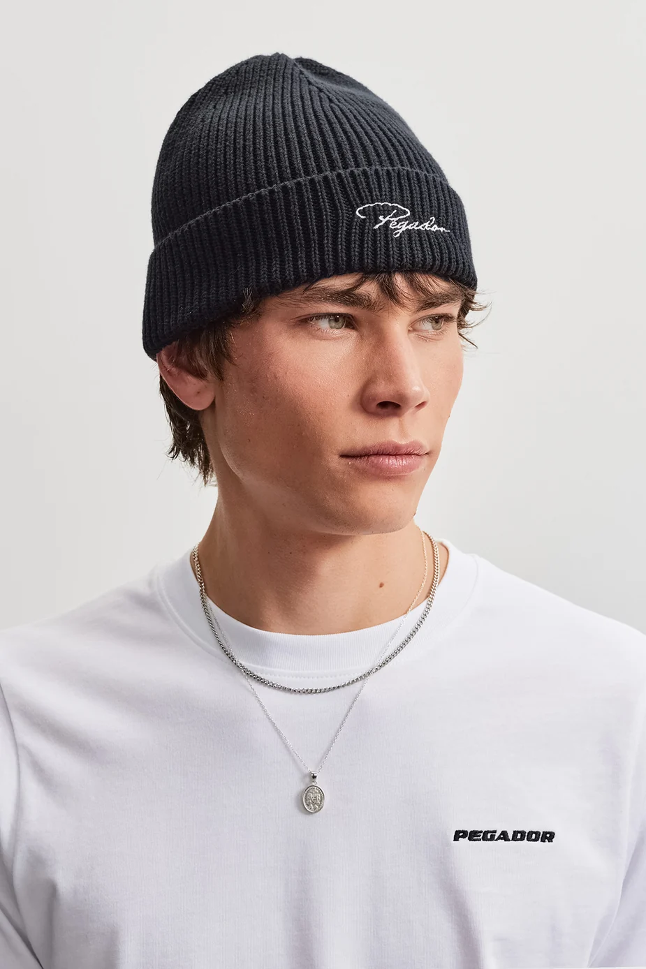 Το Pegador Signar Heavy Knit Beanie προσφέρει ζεστασιά και σύγχρονο streetwear στυλ για τις κρύες ημέρες. Η χοντρή πλέξη και η ribbed υφή δημιουργούν μια ιδιαίτερη εμφάνιση, ενώ το γυριστό τελείωμα χαρίζει άνετη και σταθερή εφαρμογή.