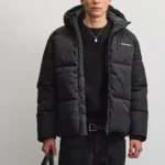 Το Pegador Bertinoro Hooded Puffer Jacket συνδυάζει μοντέρνα streetwear αισθητική με πρακτικό σχεδιασμό για τις κρύες ημέρες. Η oversized γραμμή προσφέρει άνετη εφαρμογή, ενώ οι χαμηλωμένοι ώμοι δημιουργούν relaxed look.