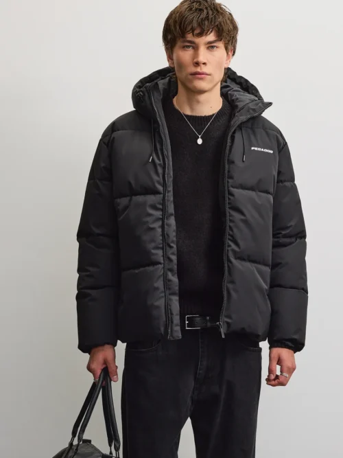 Το Pegador Bertinoro Hooded Puffer Jacket συνδυάζει μοντέρνα streetwear αισθητική με πρακτικό σχεδιασμό για τις κρύες ημέρες. Η oversized γραμμή προσφέρει άνετη εφαρμογή, ενώ οι χαμηλωμένοι ώμοι δημιουργούν relaxed look.