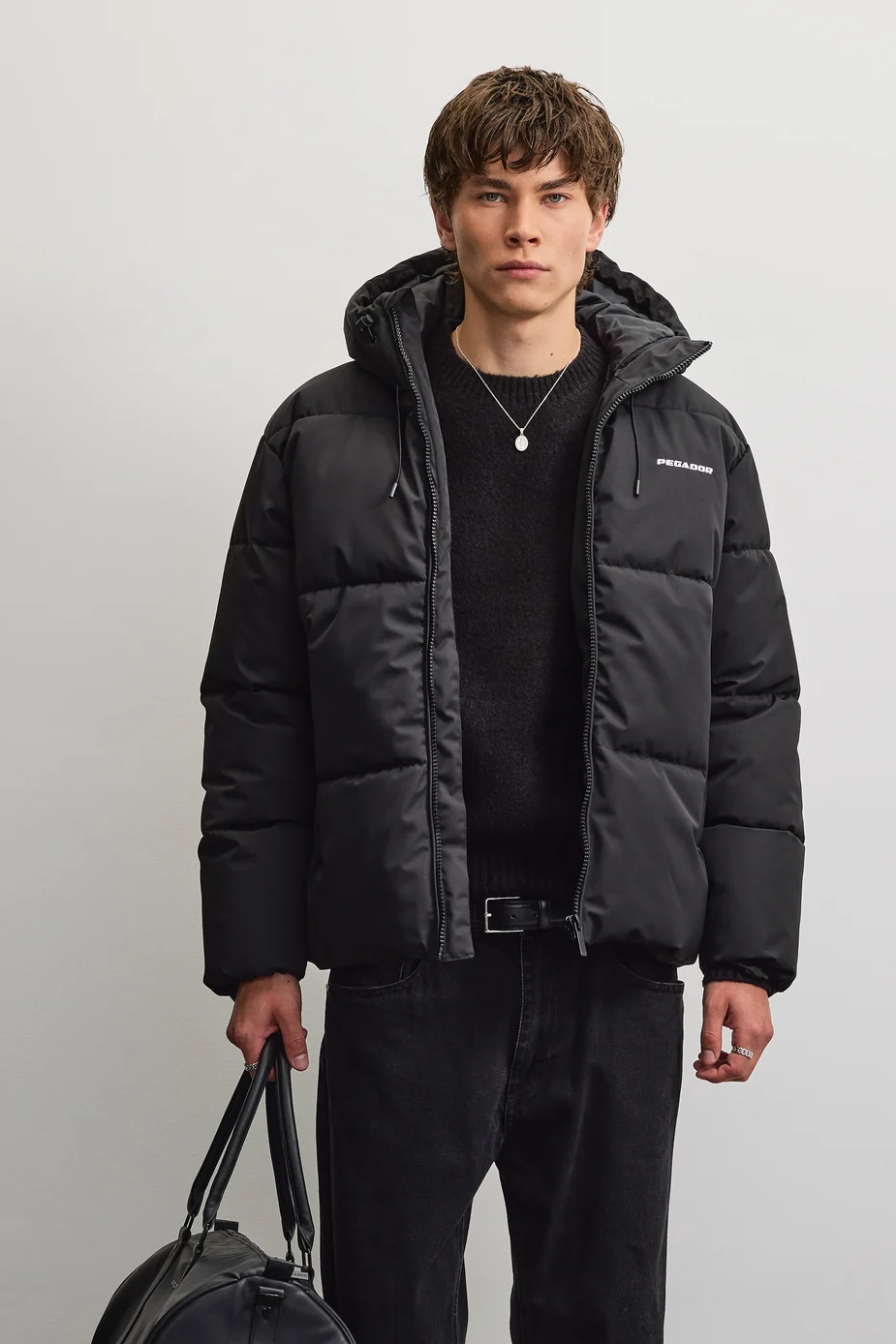 Το Pegador Bertinoro Hooded Puffer Jacket συνδυάζει μοντέρνα streetwear αισθητική με πρακτικό σχεδιασμό για τις κρύες ημέρες. Η oversized γραμμή προσφέρει άνετη εφαρμογή, ενώ οι χαμηλωμένοι ώμοι δημιουργούν relaxed look.