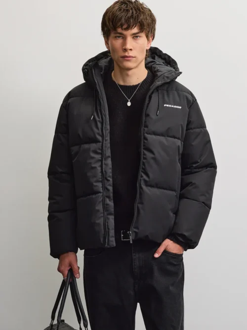 Το Pegador Bertinoro Hooded Puffer Jacket συνδυάζει μοντέρνα streetwear αισθητική με πρακτικό σχεδιασμό για τις κρύες ημέρες. Η oversized γραμμή προσφέρει άνετη εφαρμογή, ενώ οι χαμηλωμένοι ώμοι δημιουργούν relaxed look.