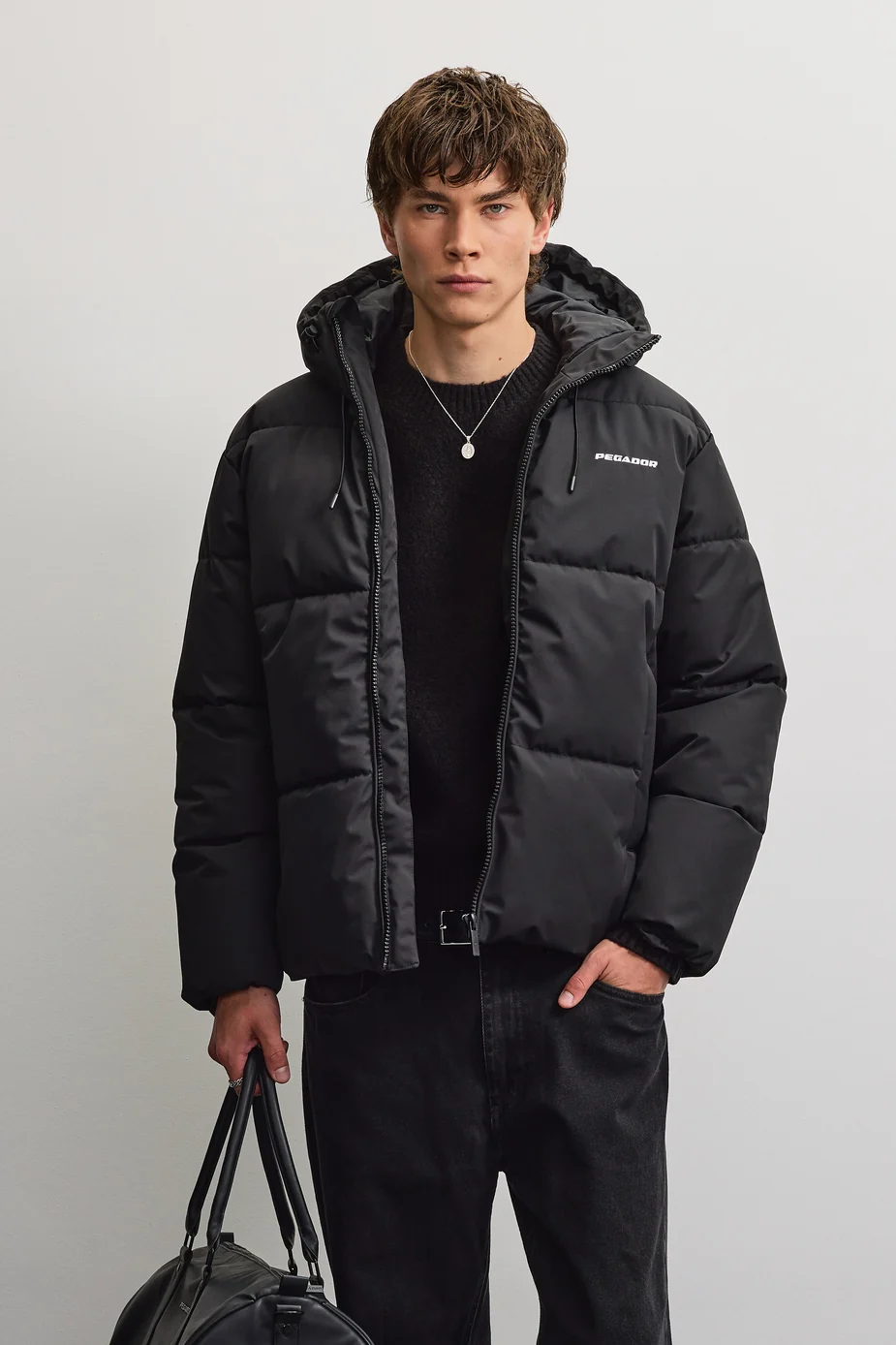 Το Pegador Bertinoro Hooded Puffer Jacket συνδυάζει μοντέρνα streetwear αισθητική με πρακτικό σχεδιασμό για τις κρύες ημέρες. Η oversized γραμμή προσφέρει άνετη εφαρμογή, ενώ οι χαμηλωμένοι ώμοι δημιουργούν relaxed look.
