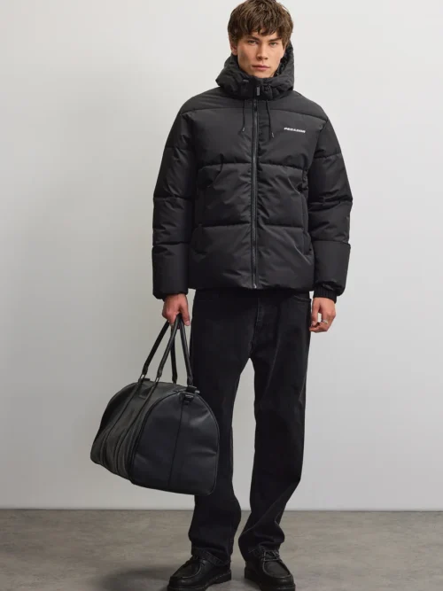 Το Pegador Bertinoro Hooded Puffer Jacket συνδυάζει μοντέρνα streetwear αισθητική με πρακτικό σχεδιασμό για τις κρύες ημέρες. Η oversized γραμμή προσφέρει άνετη εφαρμογή, ενώ οι χαμηλωμένοι ώμοι δημιουργούν relaxed look.