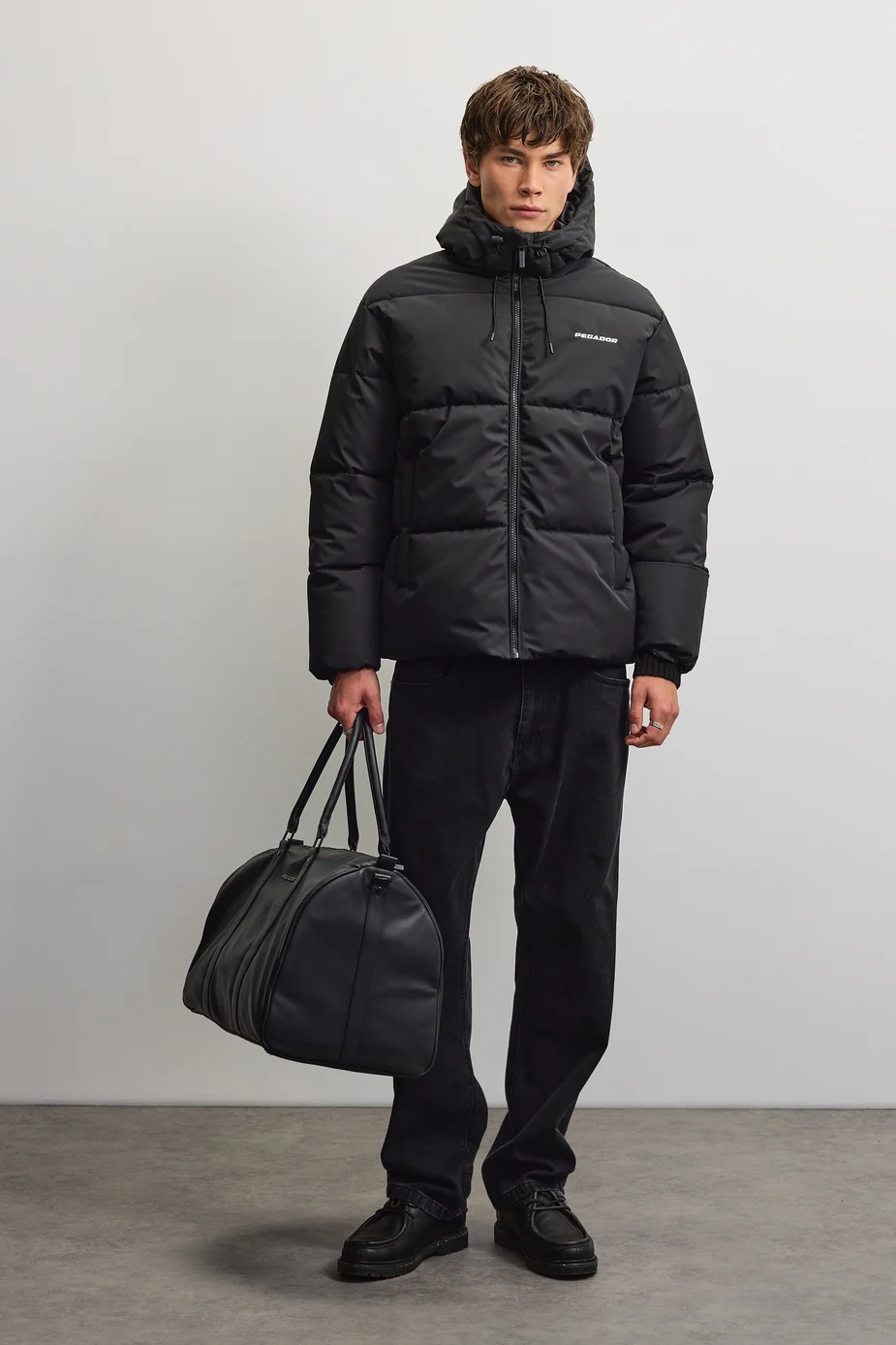 Το Pegador Bertinoro Hooded Puffer Jacket συνδυάζει μοντέρνα streetwear αισθητική με πρακτικό σχεδιασμό για τις κρύες ημέρες. Η oversized γραμμή προσφέρει άνετη εφαρμογή, ενώ οι χαμηλωμένοι ώμοι δημιουργούν relaxed look.